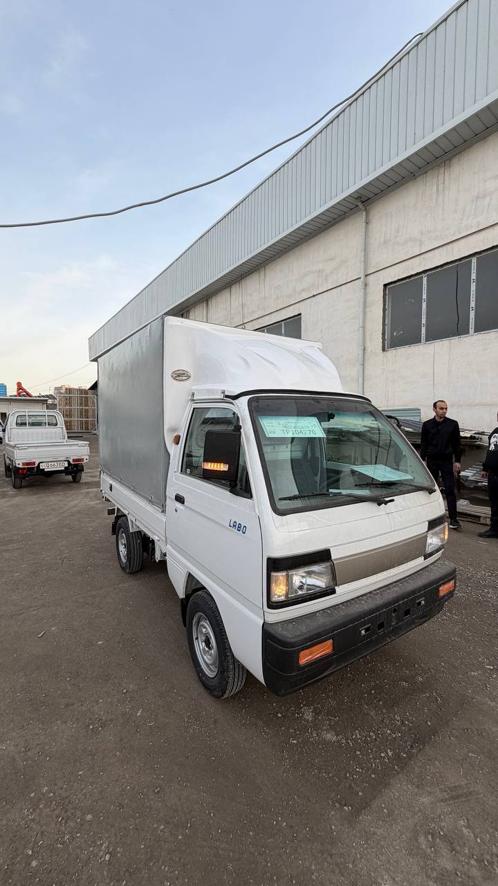 Labo tent kuzovi ustaxona oldida