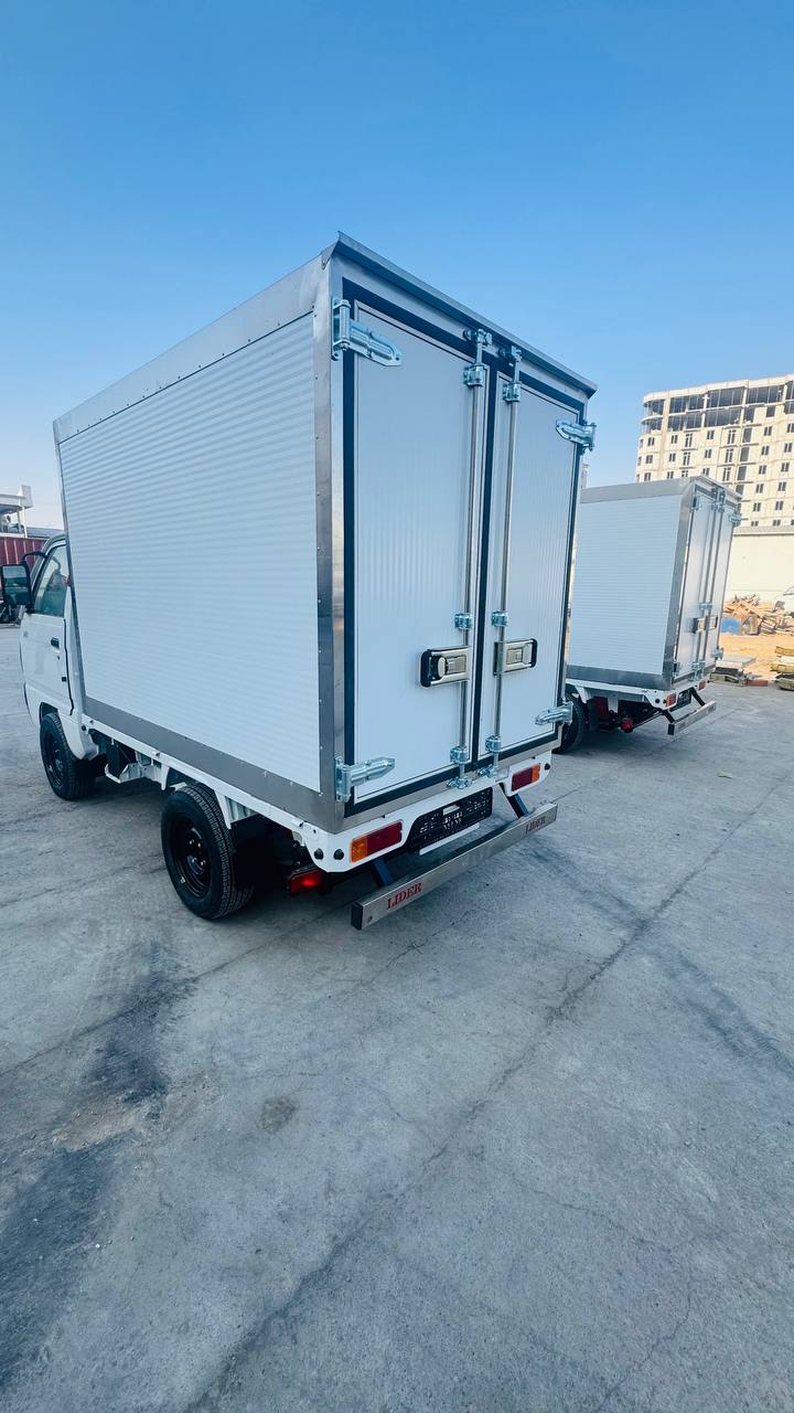 Izotermik furgon orqa ko'rinishi